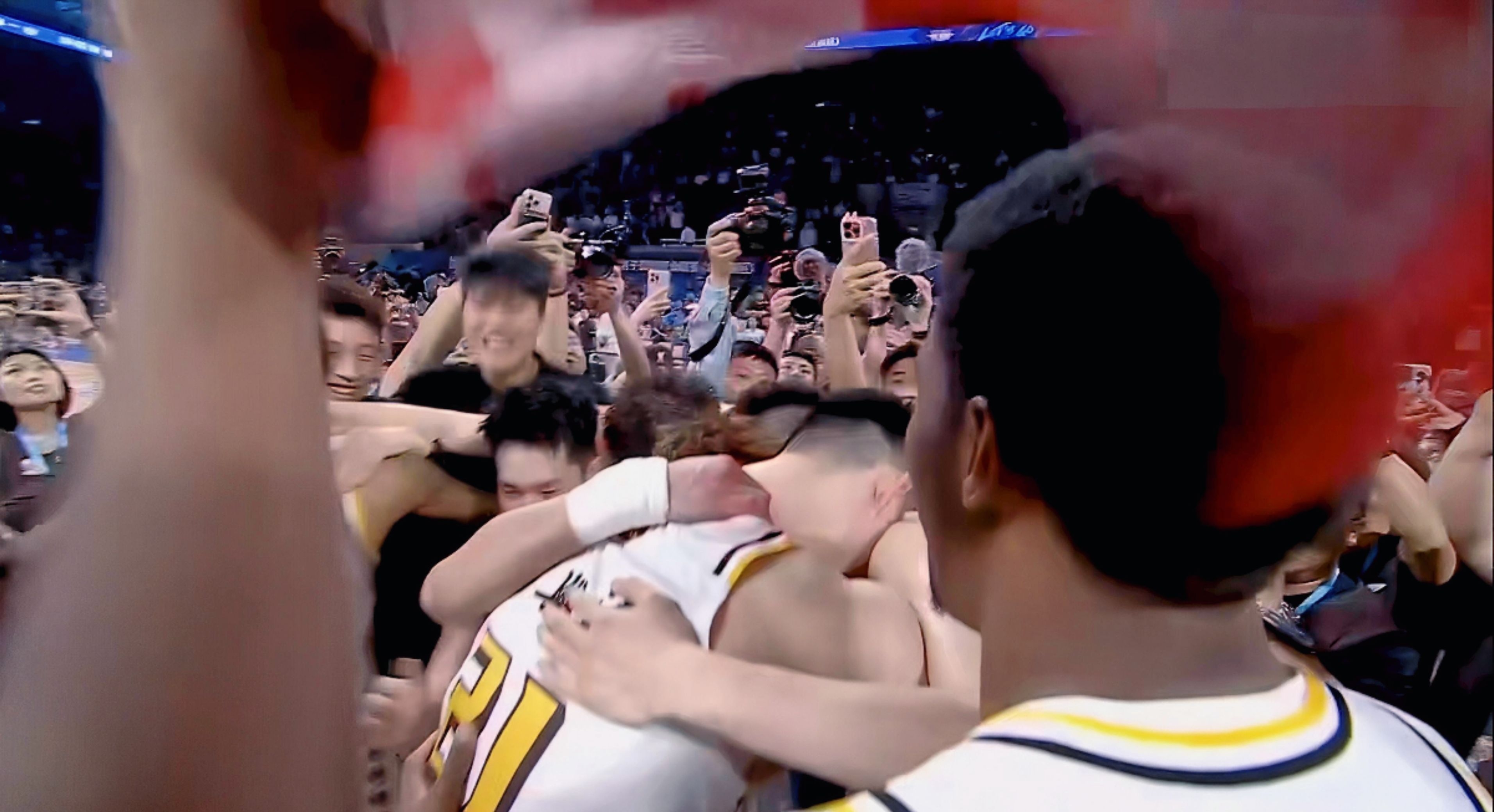 LOL英雄联盟投注-一场激动NBA球员赛后表情丰富，体现团队精神的简单介绍